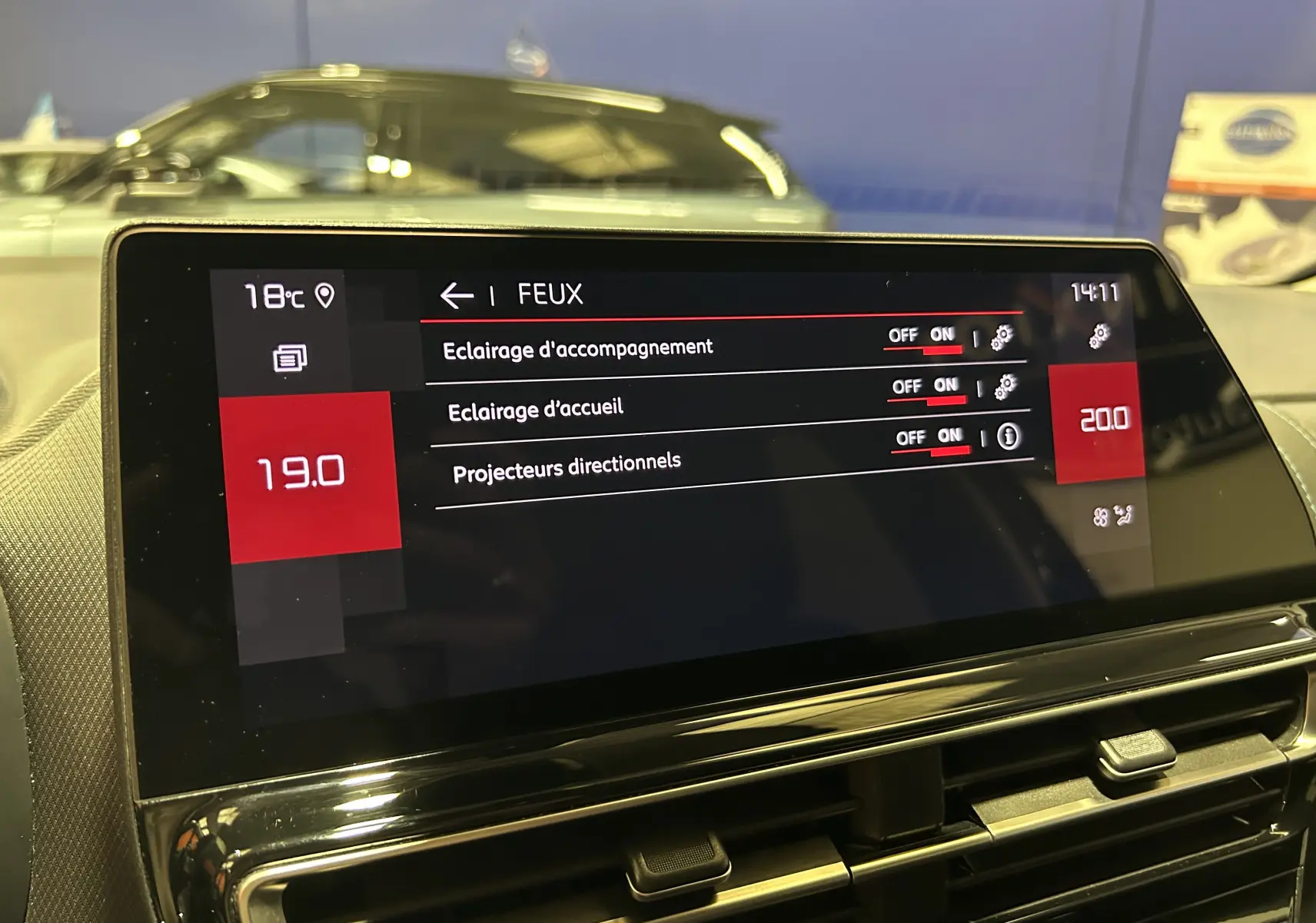 Écran tactile intérieur du Citroën C5 Aircross gris Platinium, affichant les réglages d’éclairage, vue frontale rapprochée.