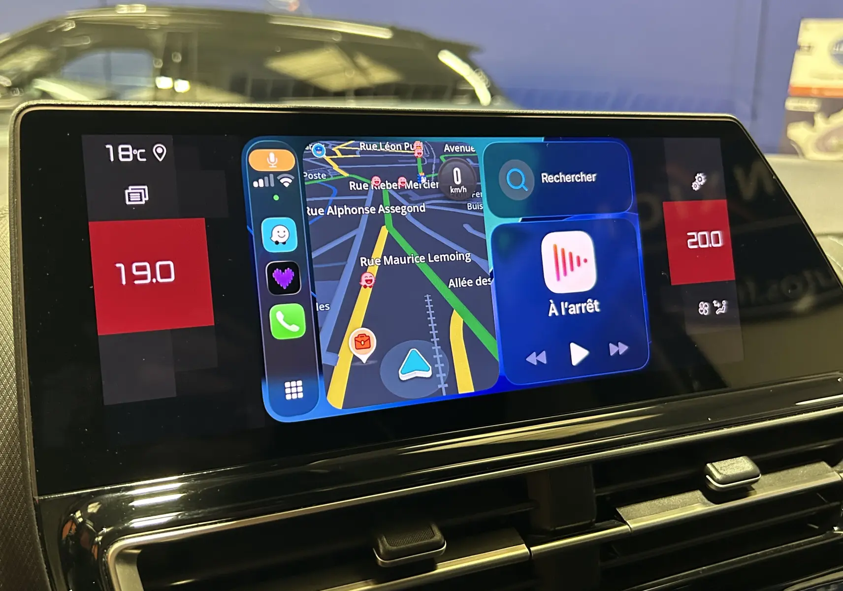Écran tactile central du Citroën C5 Aircross 2023 affichant la navigation et la climatisation, intérieur noir.