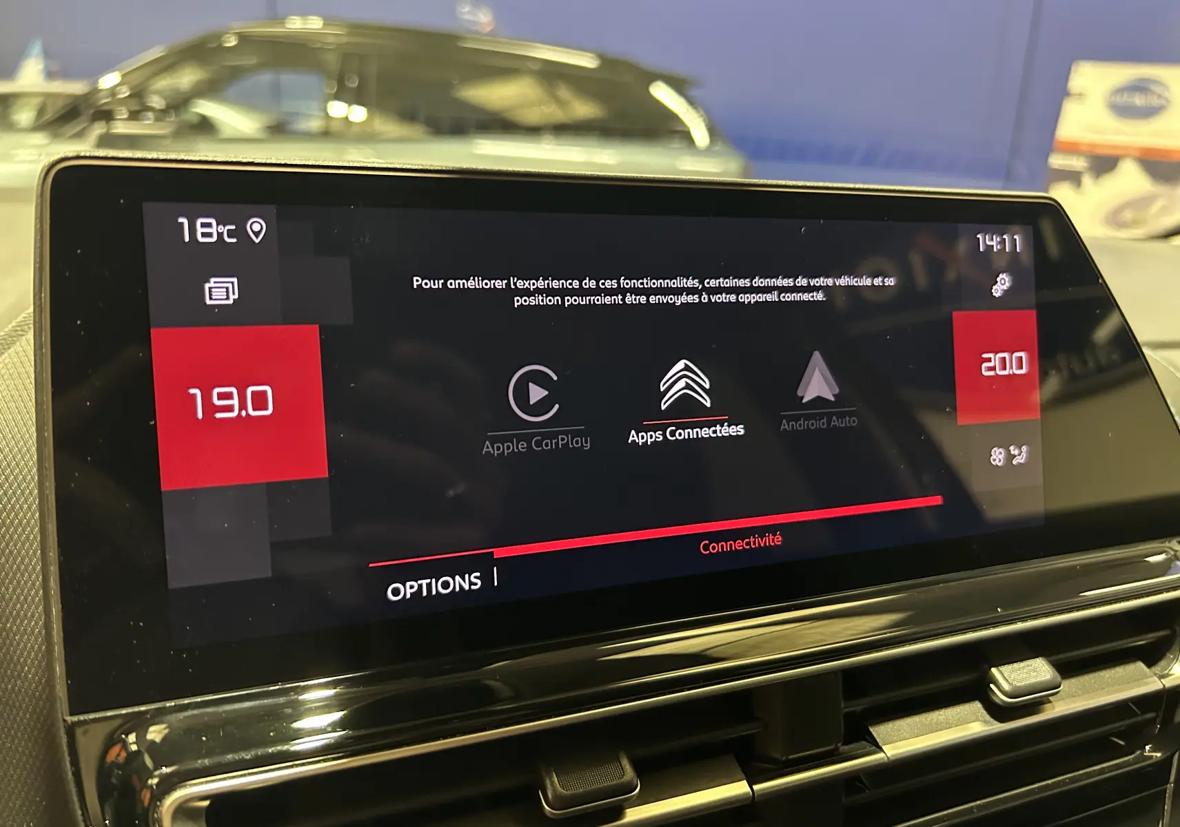 Écran tactile central du Citroën C5 Aircross gris platinium, affichant les options de connectivité Apple CarPlay et Android Auto.