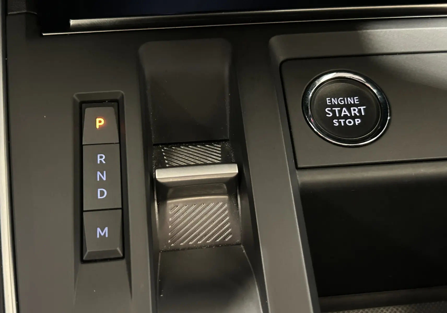Gros plan sur la console centrale du Citroën C5 Aircross 2023, montrant la commande de boîte auto et le bouton start/stop.