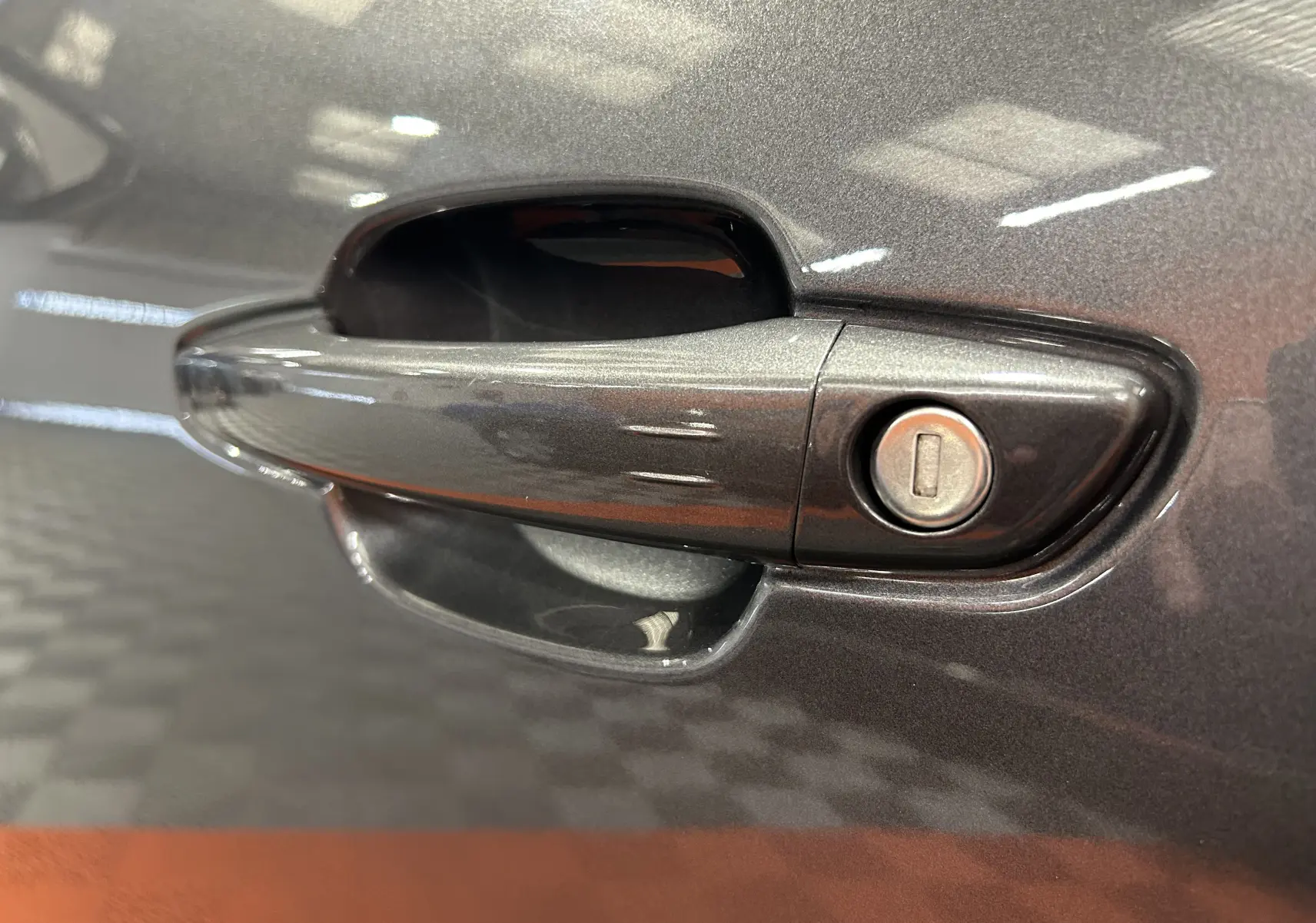 Poignée de porte gris Platinium en gros plan sur une Citroën C5 Aircross Ph.2, avec serrure intégrée visible.