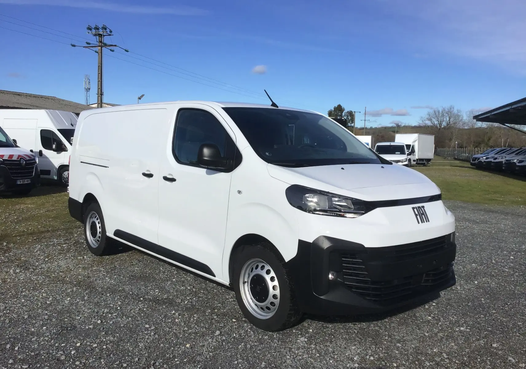 Fourgon blanc Fiat Scudo XL 2024 en 3/4 avant droit, avec pare-chocs noir et jantes acier simples.