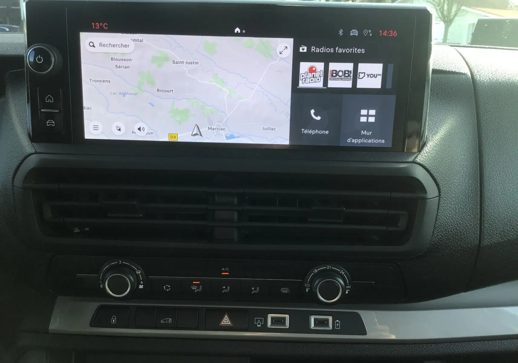 Vue rapprochée de l’écran tactile central du Fiat Scudo Fourgon blanc 2024, affichant la navigation et les commandes climatiques.