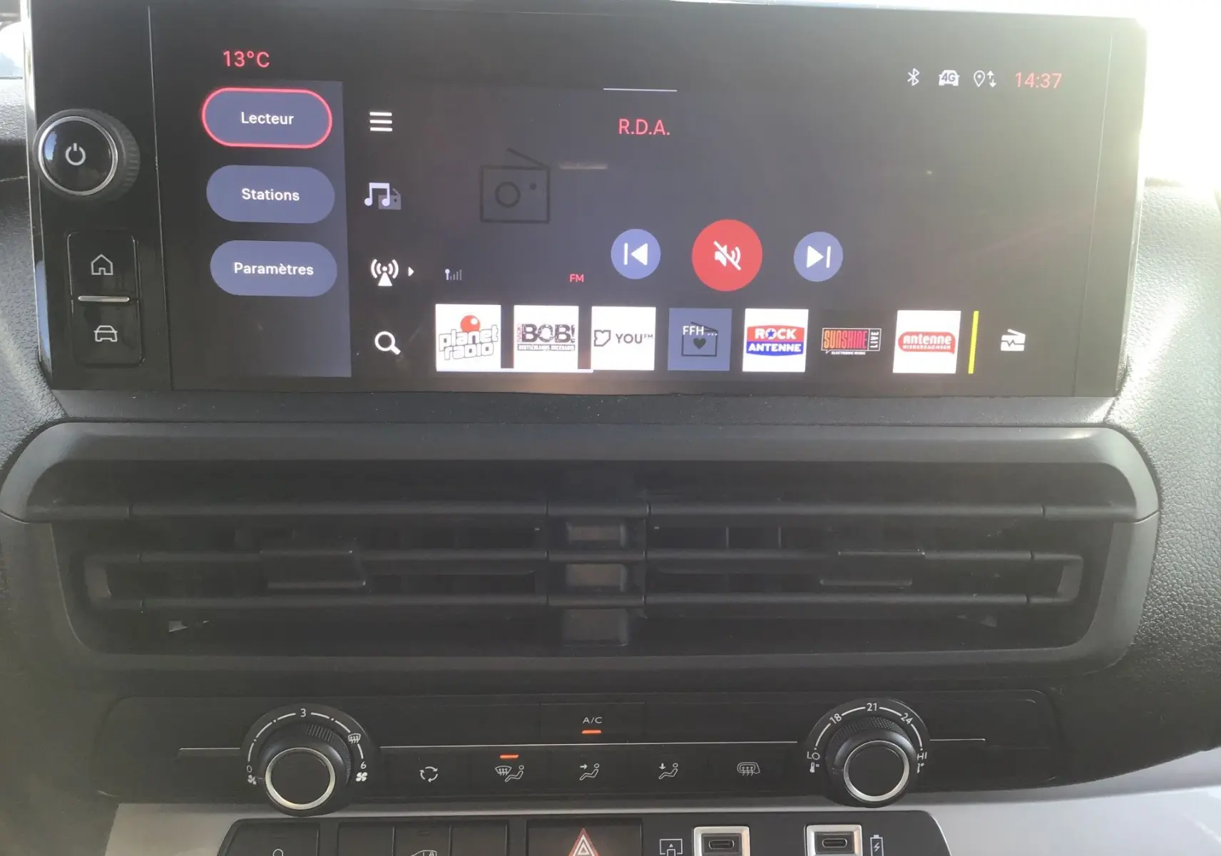 Vue rapprochée de l'écran tactile central et de la console de climatisation du Fiat Scudo Fourgon blanc 2024.