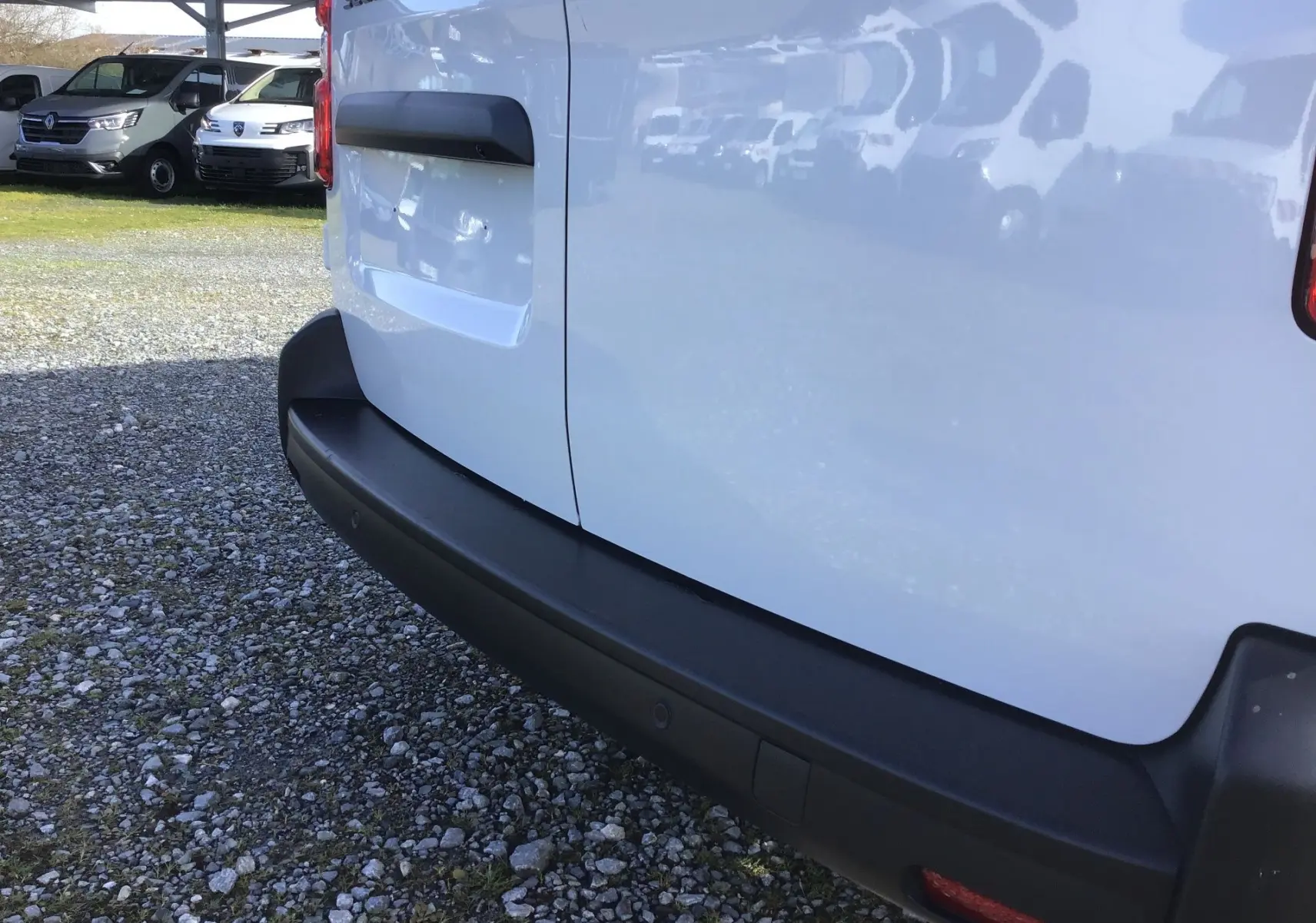 Gros plan sur l’arrière blanc du FIAT Scudo Fourgon 2024, mettant en valeur le pare-chocs noir et la caméra de recul intégrée.