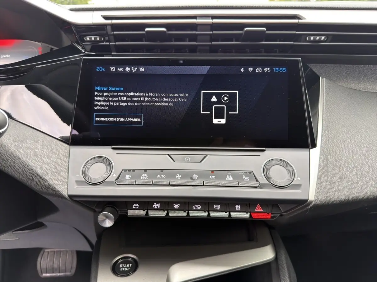 Vue rapprochée du tableau de bord gris foncé de la Peugeot 308 Hybrid 145 e-DCS6 Allure avec écran tactile central allumé.