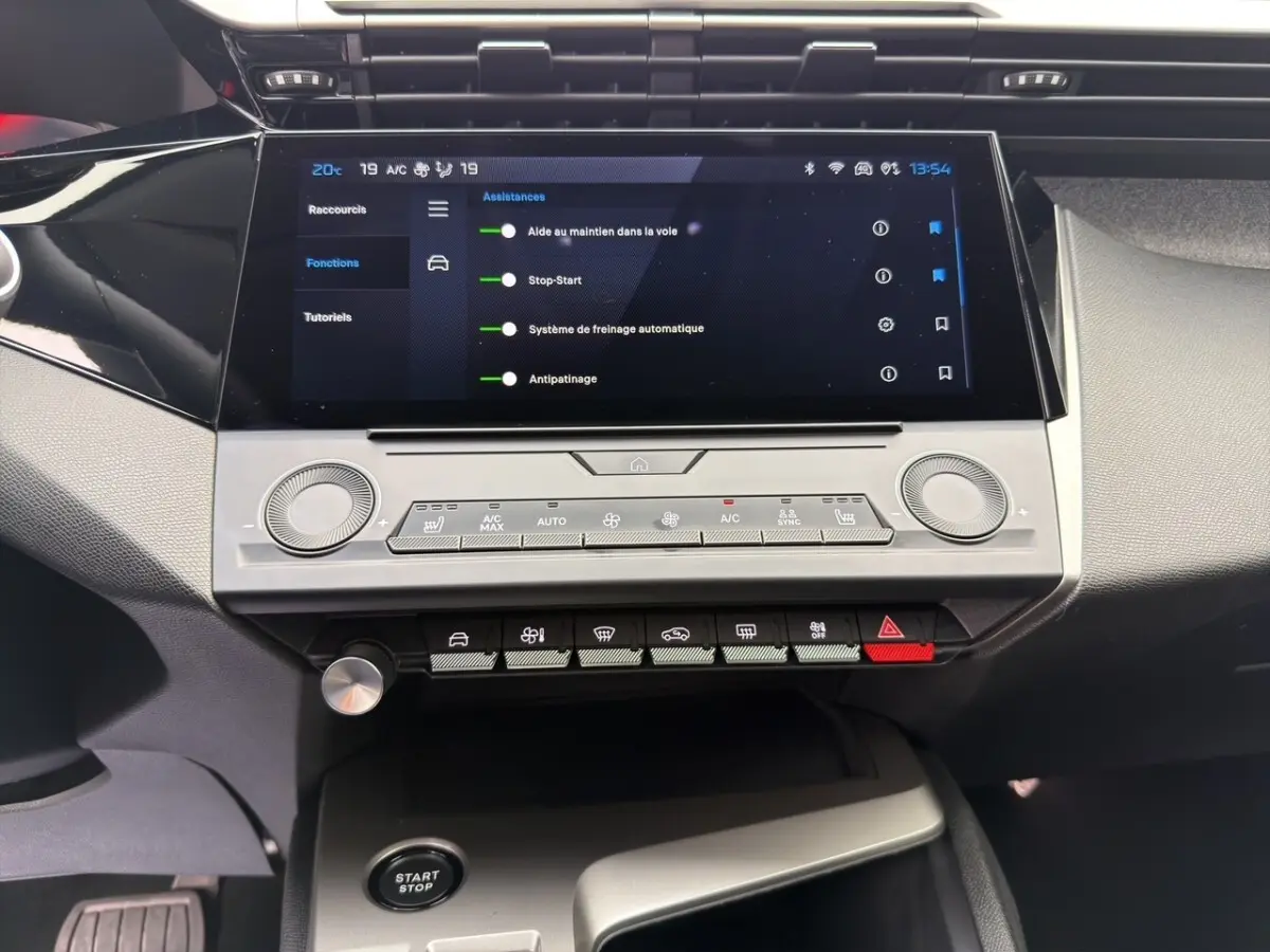 Vue rapprochée du tableau de bord de la Peugeot 308 Hybrid 145 e-DCS6 Allure 2025 avec écran tactile et commandes climatisation.