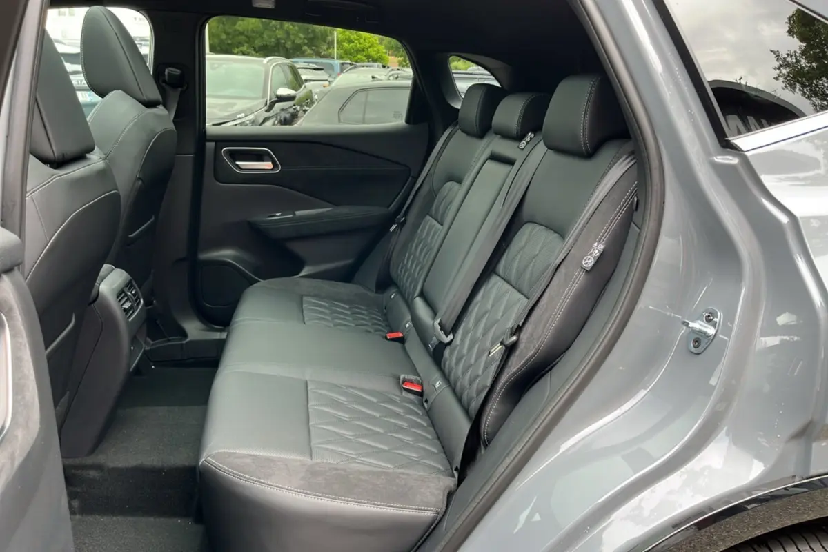 Vue côté droit sur la banquette arrière cuir noire du Nissan Qashqai E-POWER 205 Tekna Plus gris argile.
