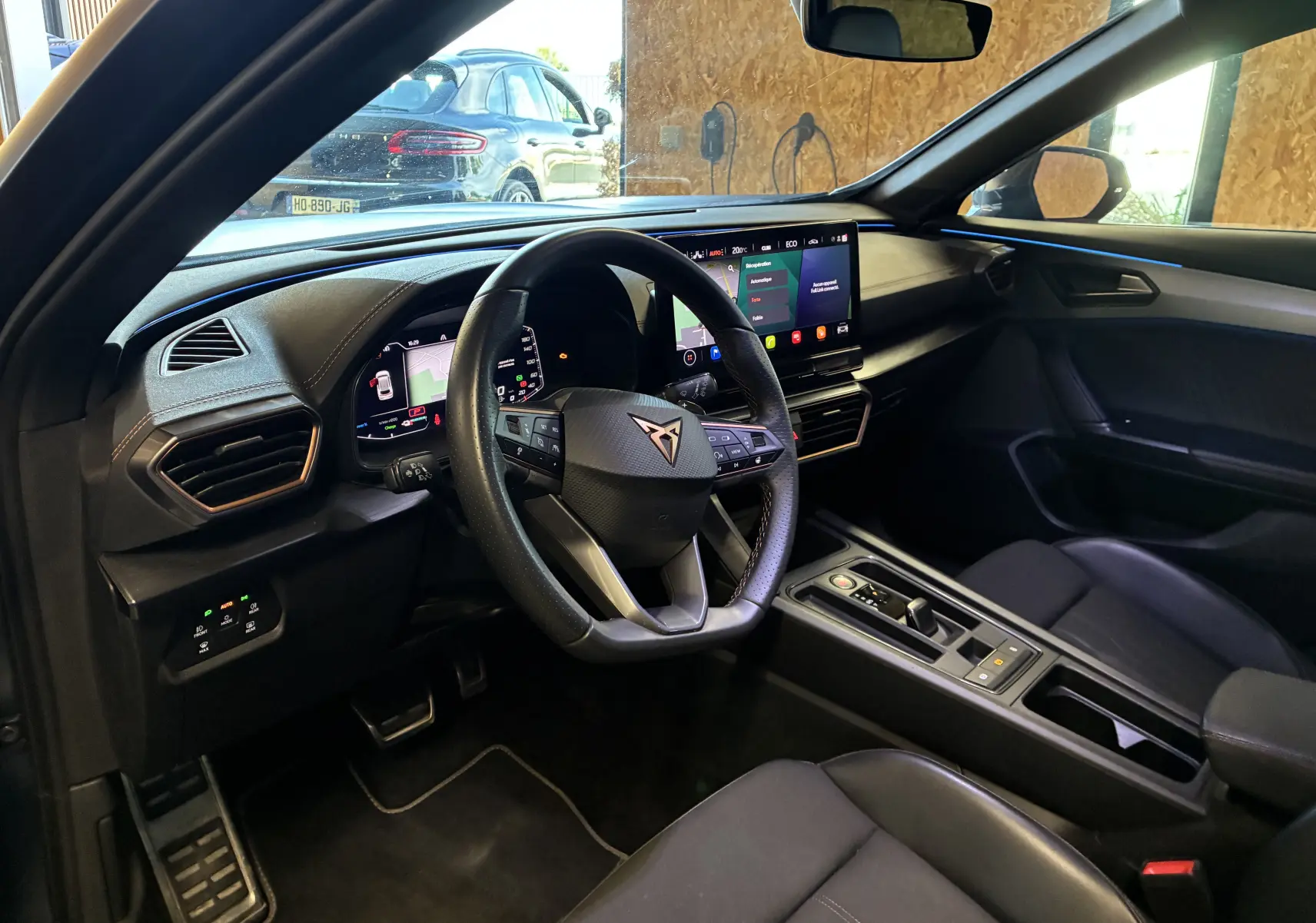 Vue intérieure côté conducteur du CUPRA Formentor 1.4 e-Hybrid 2023 avec volant sport et écran tactile large.