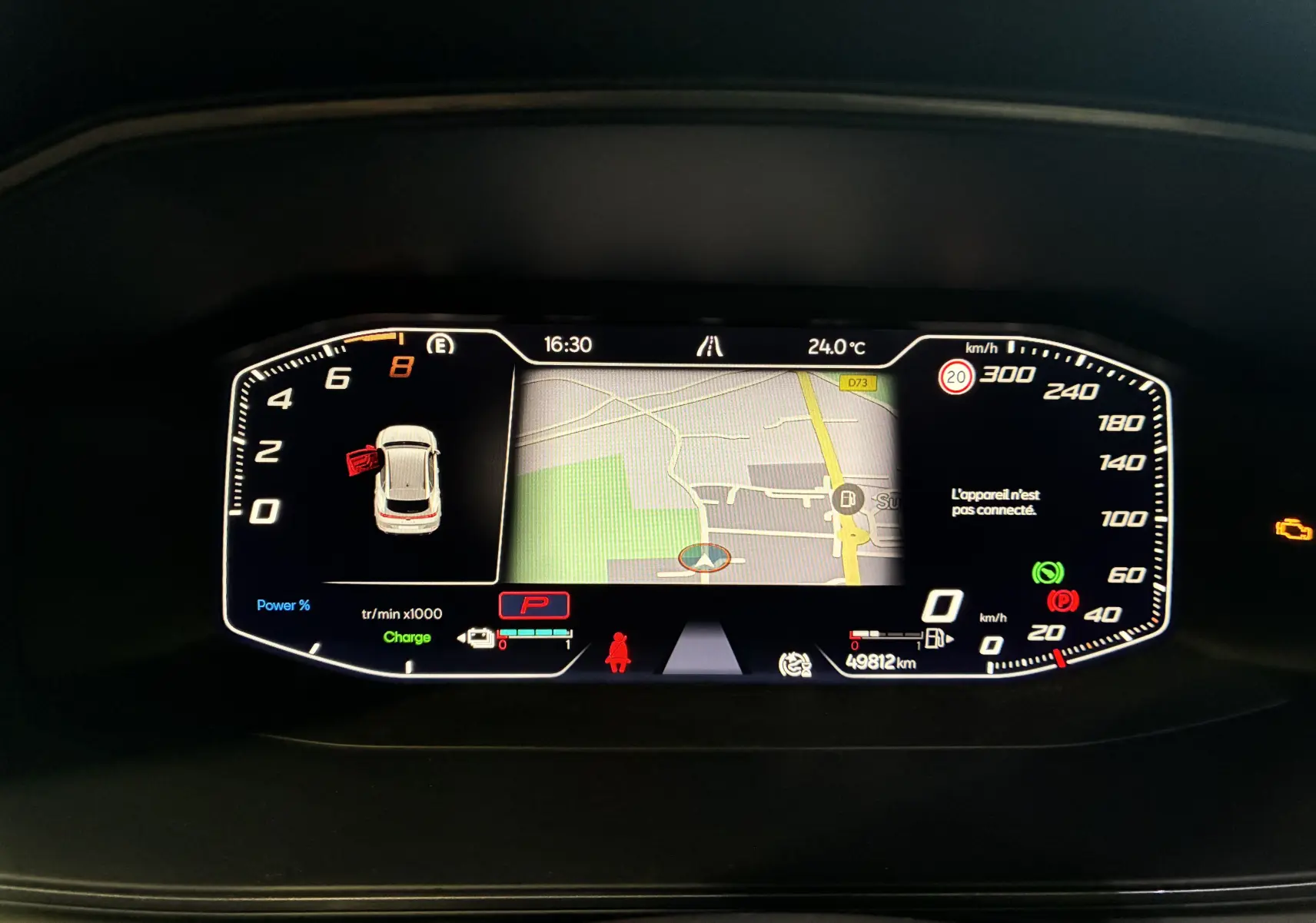 Tableau de bord numérique de la CUPRA Formentor 1.4 e-Hybrid 2023 affichant la navigation et les alertes de conduite.