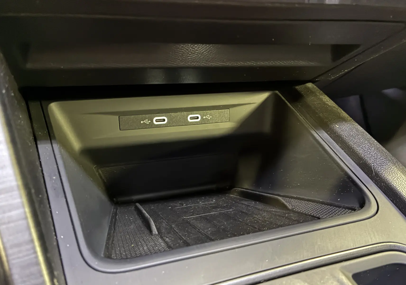 Gros plan sur la console centrale noire avec deux ports USB-C du CUPRA Formentor 1.4 e-Hybrid 2023.