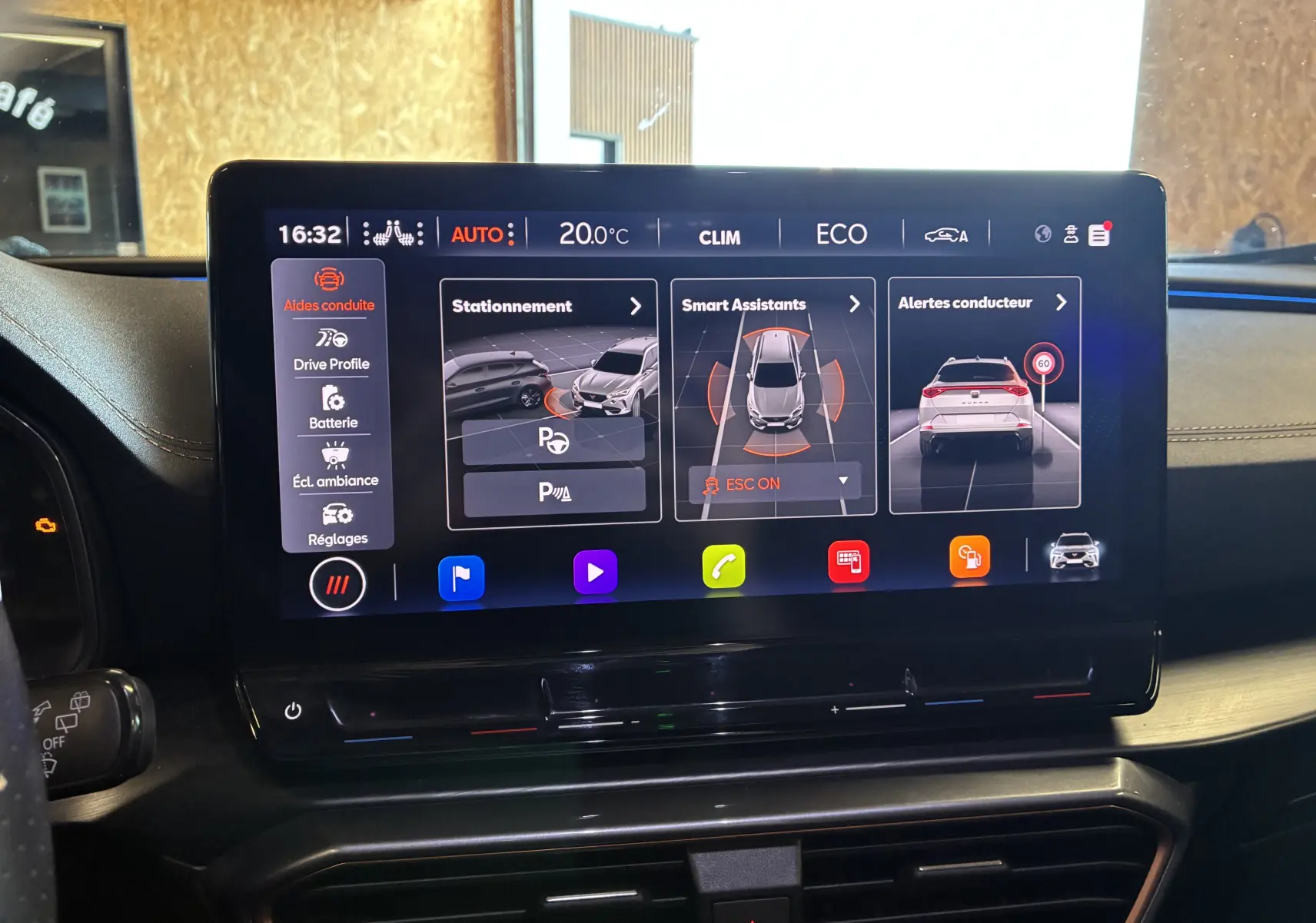 Écran tactile intérieur du tableau de bord de la CUPRA Formentor 1.4 e-Hybrid 245 DSG6 VZ affichant aides à la conduite.