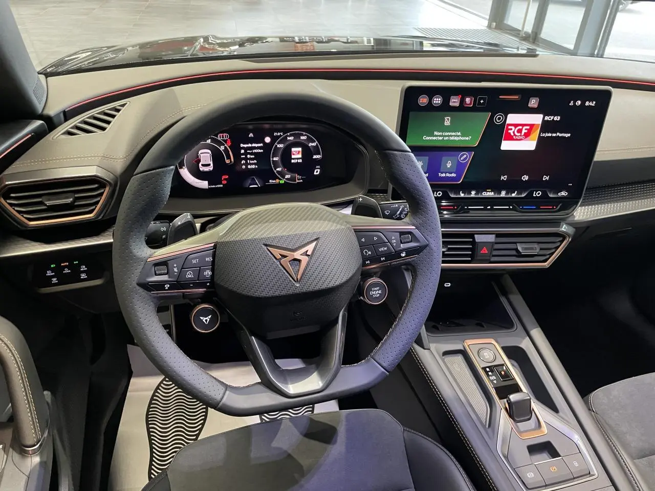 Vue intérieure centrée sur le volant CUPRA noir avec logo cuivré et tableau de bord digital du Leon 2.0 TDI 2026.