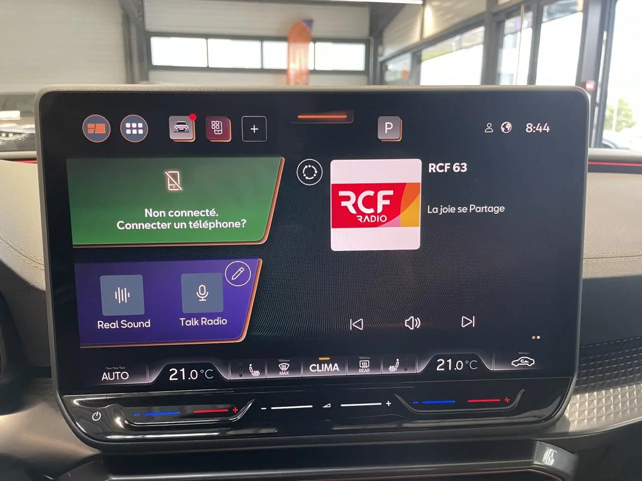 Écran tactile HD 12,9'' du système multimédia de la CUPRA Leon 2.0 TDI 2026 avec interface radio et climatisation.