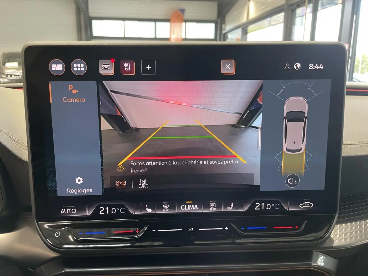 Écran tactile intérieur de la CUPRA Leon 2026 affichant la caméra de recul et l'aide au stationnement.