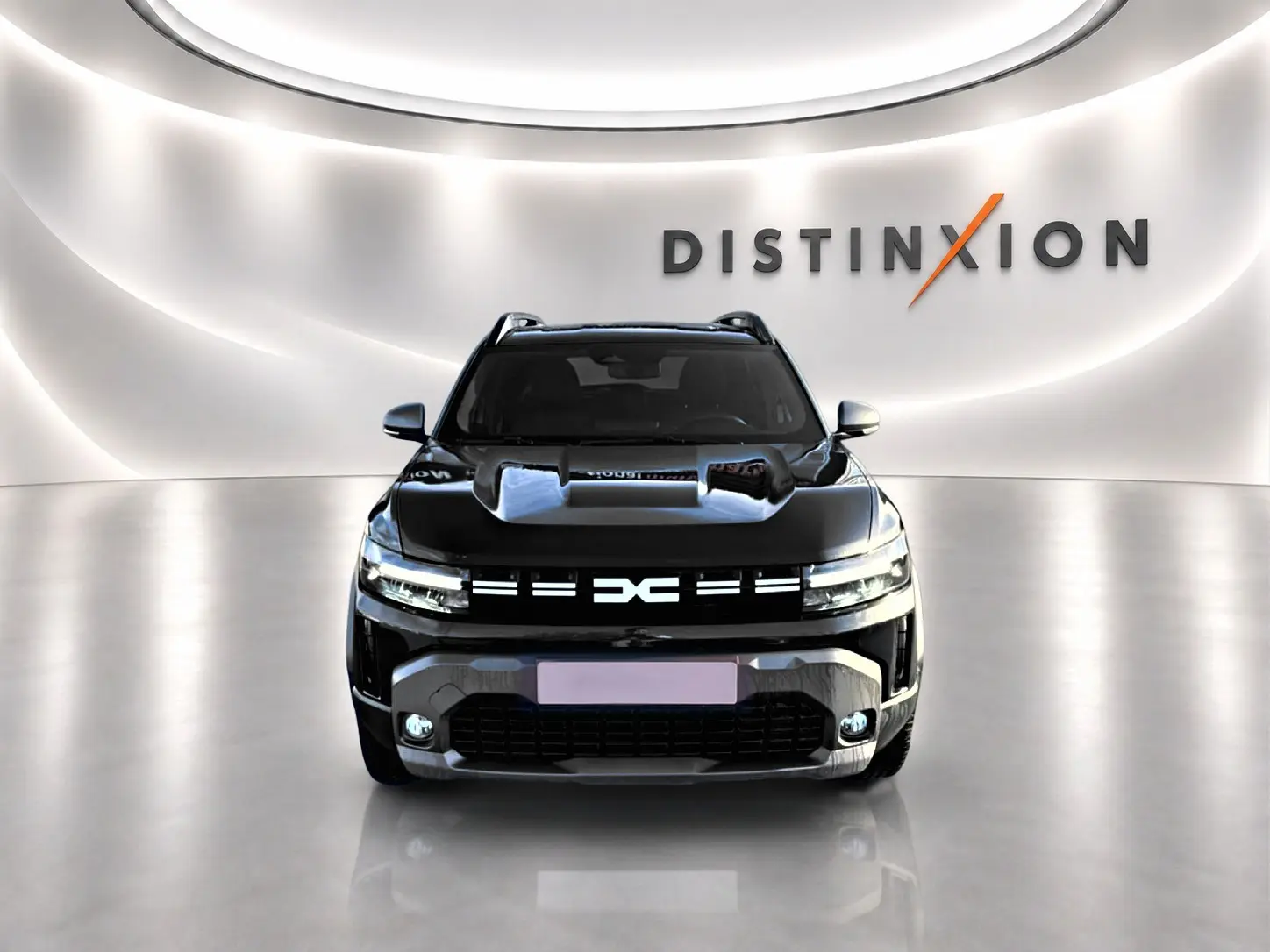 Vue frontale d'un Dacia Duster 1.2 mild hybrid 140 Journey noir, avec calandre distinctive et phares LED allumés.