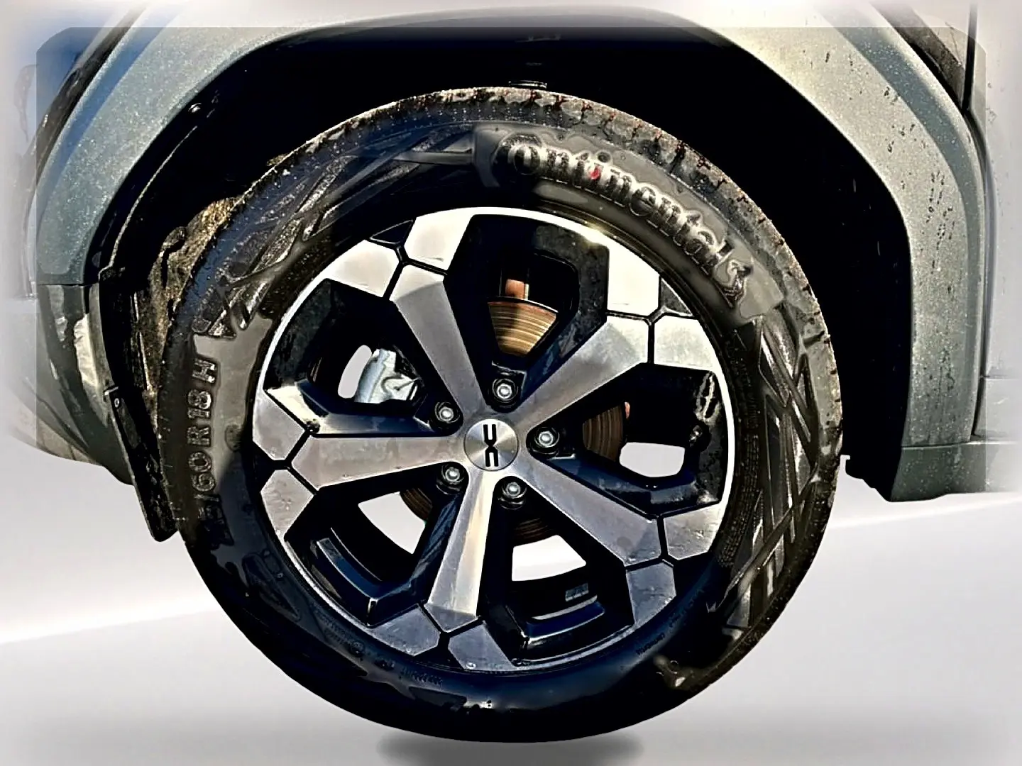 Gros plan sur la roue avant gauche du Dacia Duster noir 2026, mettant en valeur la jante alu au design moderne.