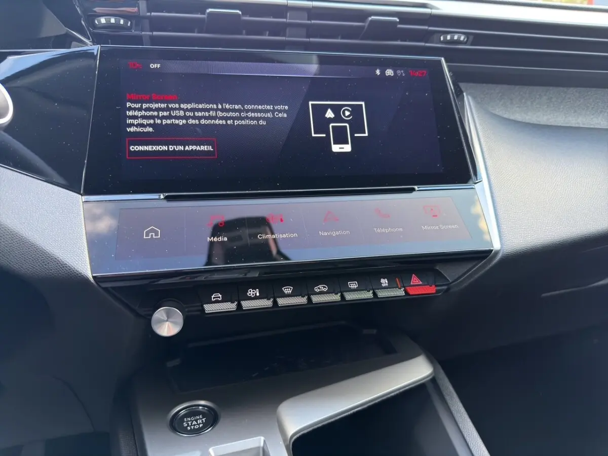 Vue rapprochée de l’écran tactile central et des commandes de la Peugeot 308 Hybrid 145 e-DCS6 Allure 2025, intérieur noir.