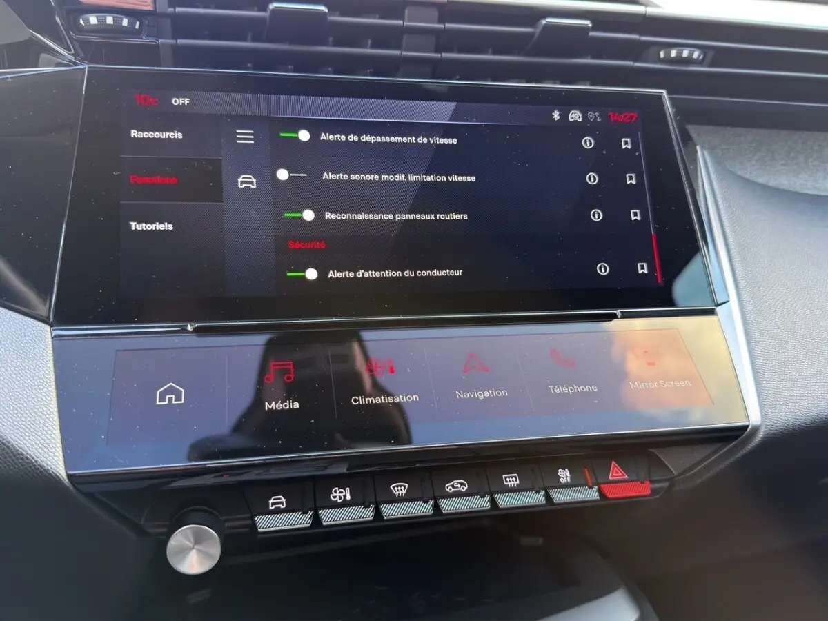 Vue rapprochée du tableau de bord tactile de la Peugeot 308 Hybrid 145 e-DCS6 Allure avec écran multifonctions et commandes digitales.