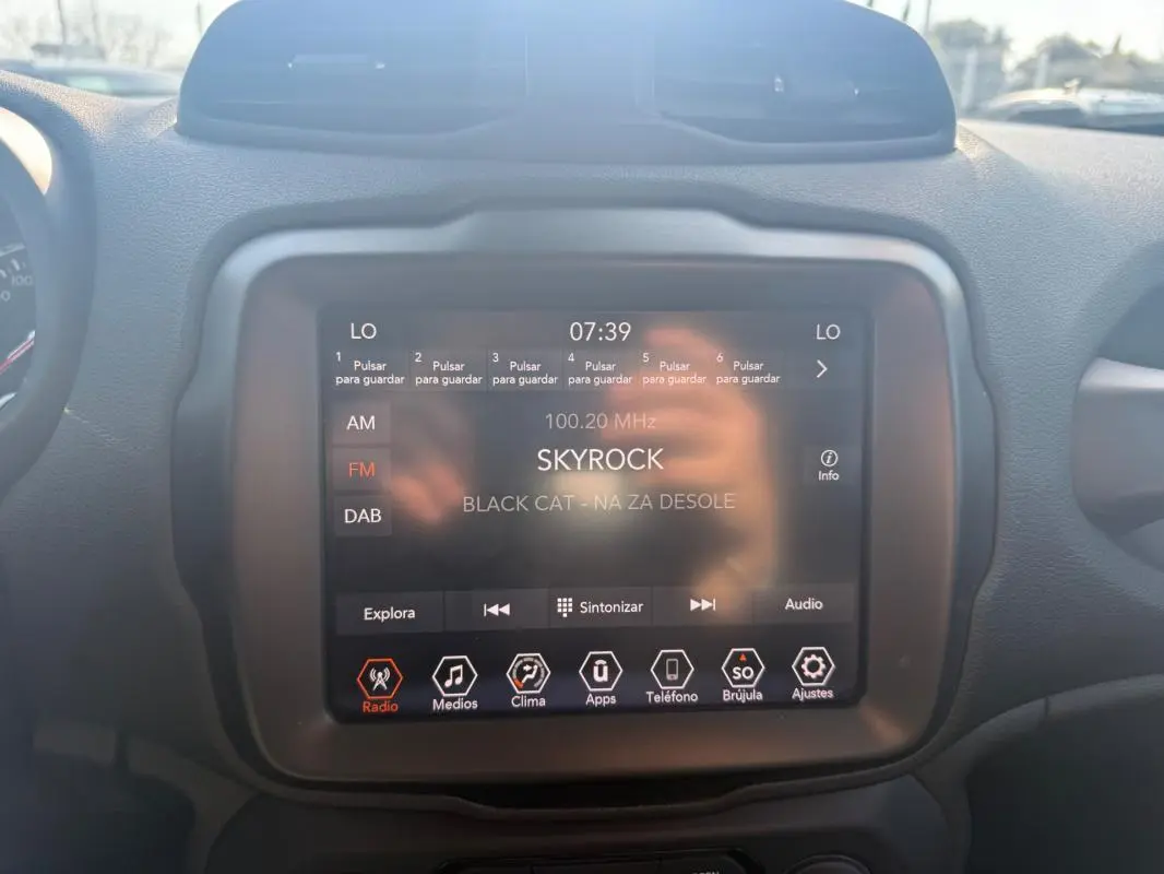 Écran tactile central du Jeep Renegade 2023 affichant la radio Skyrock, avec tableau de bord noir.