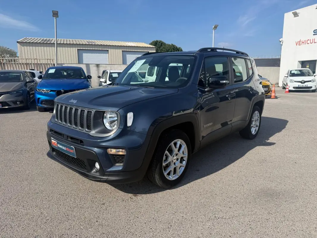 Jeep Renegade bleu en 3/4 avant droit, avec barres de toit et jantes alliage 17 pouces visibles en extérieur.