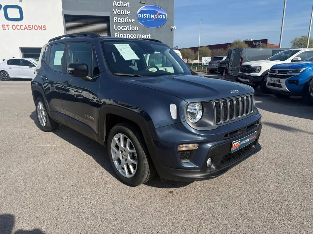 Jeep Renegade bleu en 3/4 avant droit, avec jantes alliage 17 pouces et barres de toit visibles.