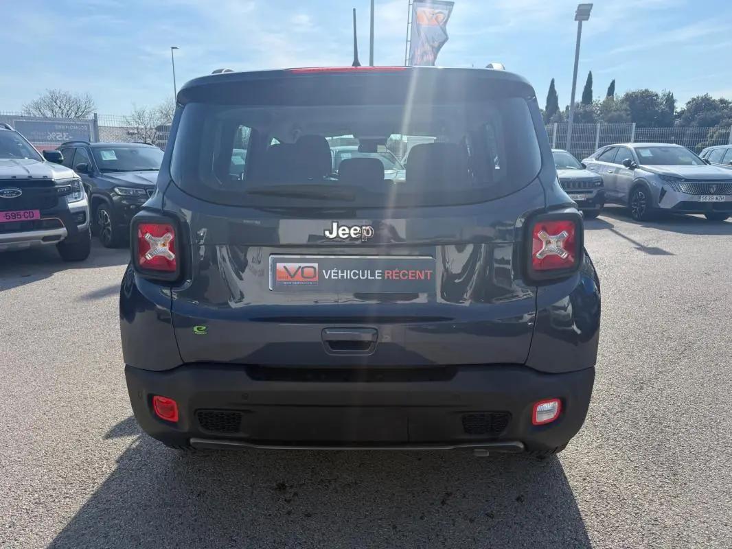 Vue arrière d'un Jeep Renegade bleu 2023 avec feux arrière en forme de X et badge e-Hybrid visible.