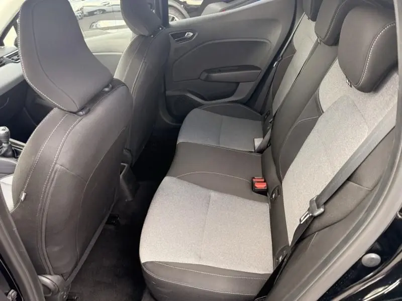 Vue intérieure côté droit des sièges arrière gris et noir de la Renault Clio V 1.5 DCI 100 Evolution noire de 2025.