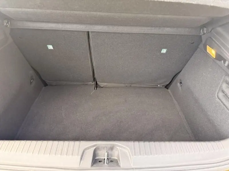 Coffre vide de la Renault Clio V 1.5 DCI 100 Evolution noir, vue intérieure depuis l'ouverture arrière.