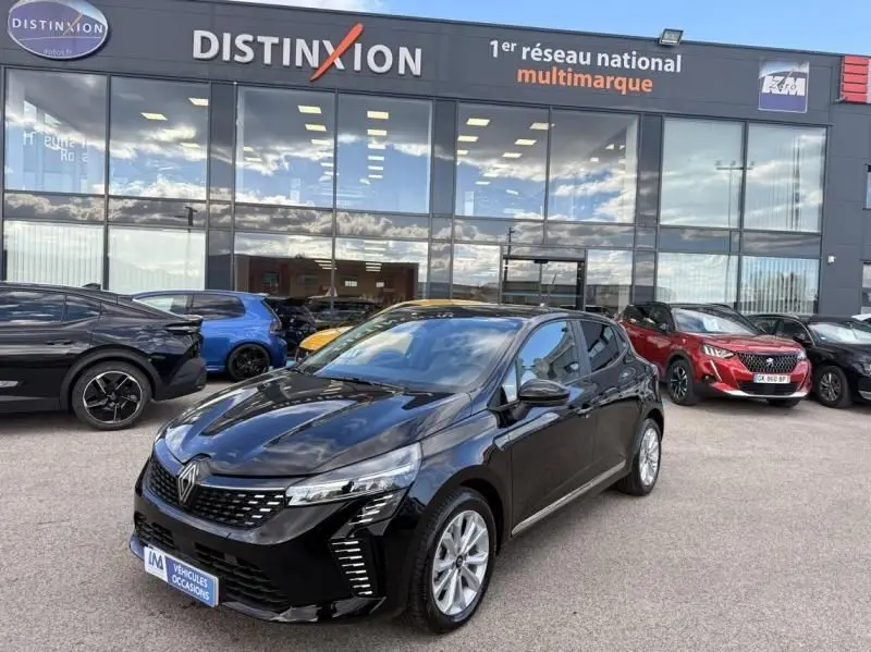 Renault Clio V 1.5 DCI 100 Evolution noire vue en 3/4 avant droit, avec calandre moderne et jantes argentées.