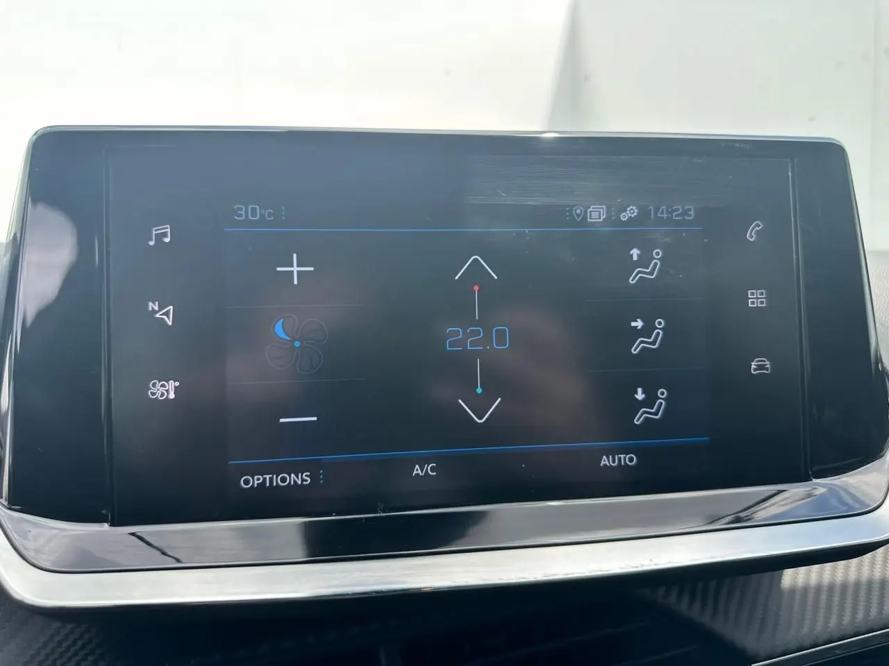 Écran tactile 7 pouces du système de navigation et climatisation du Peugeot 2008 gris clair, vue de face.