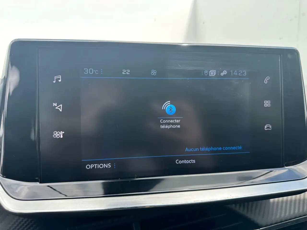 Écran tactile 7 pouces du Peugeot 2008 gris clair affichant la connexion Bluetooth pour téléphone.