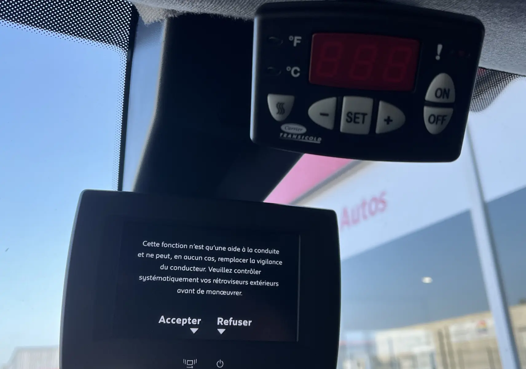 Écran d'aide à la conduite affichant un message de vigilance, vu de l'intérieur avant du Toyota Proace City blanc glacier 2023.