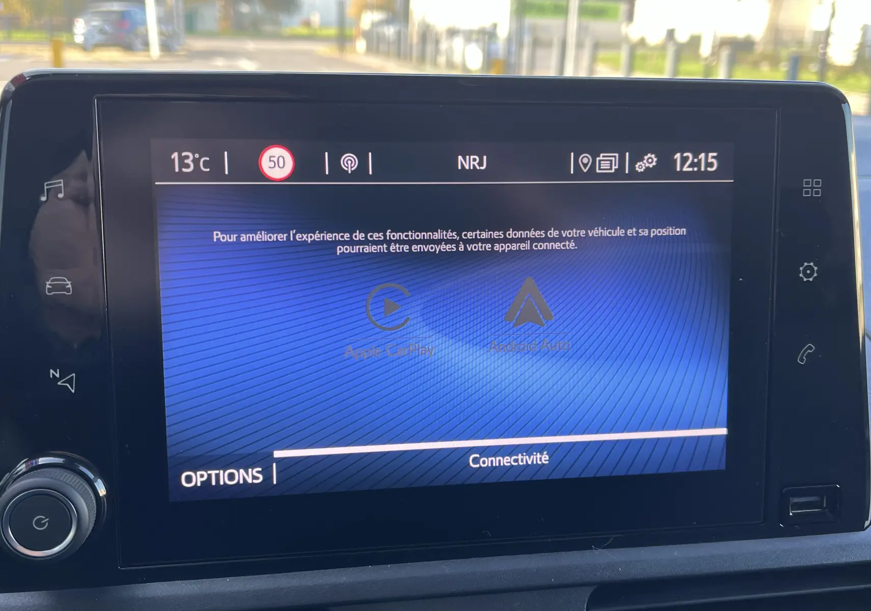 Écran tactile central du Toyota Proace City blanc glacier 2023 affichant les options Apple CarPlay et Android Auto.