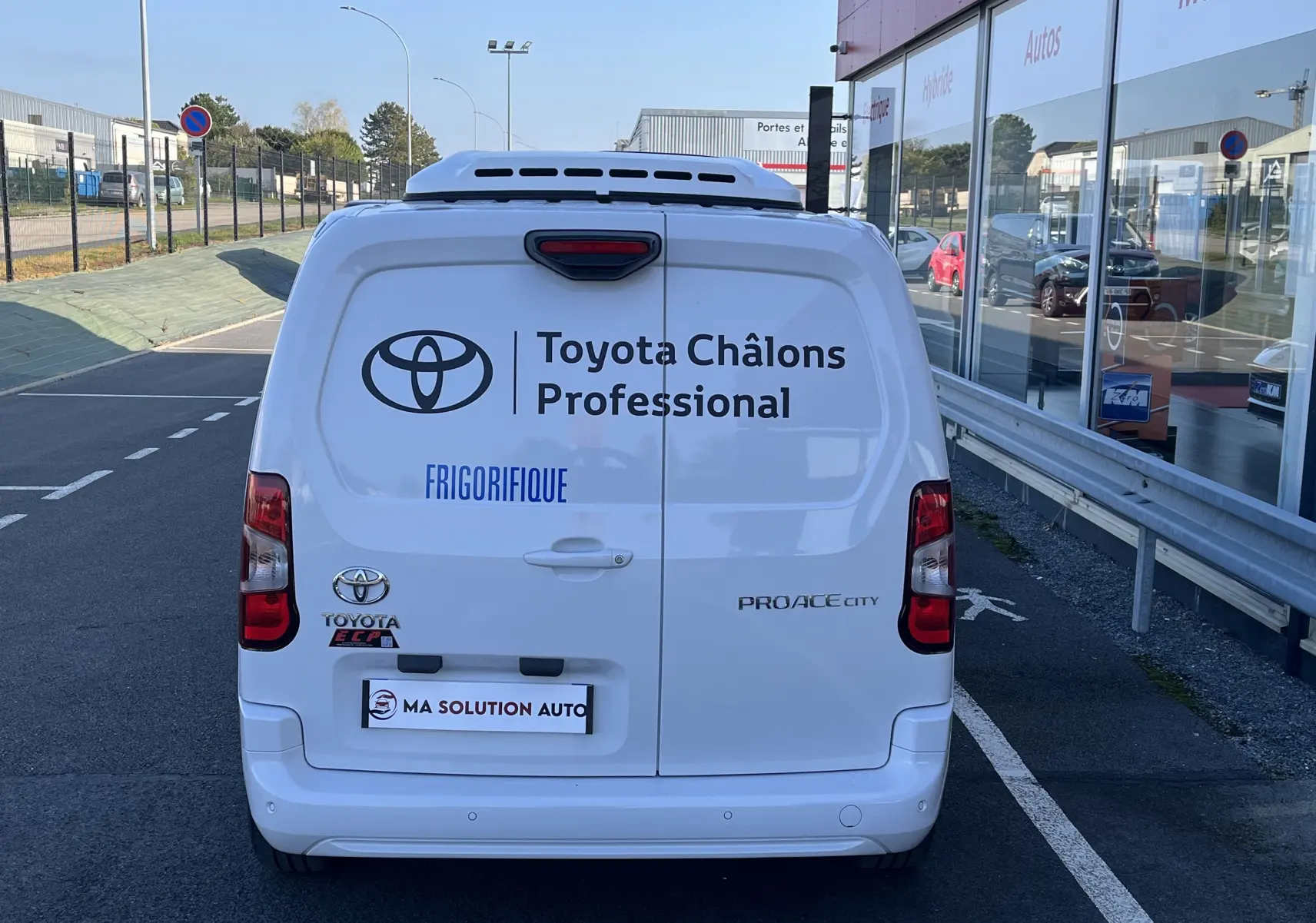 Vue arrière d'un Toyota Proace City blanc glacier frigorifique avec logo Toyota Châlons Professional visible.