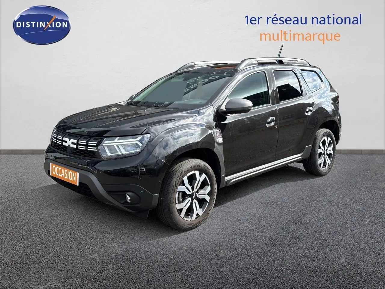 Dacia Duster Journey TCe 150 noir en 3/4 avant droit, avec jantes bi-ton et calandre distinctive LED.