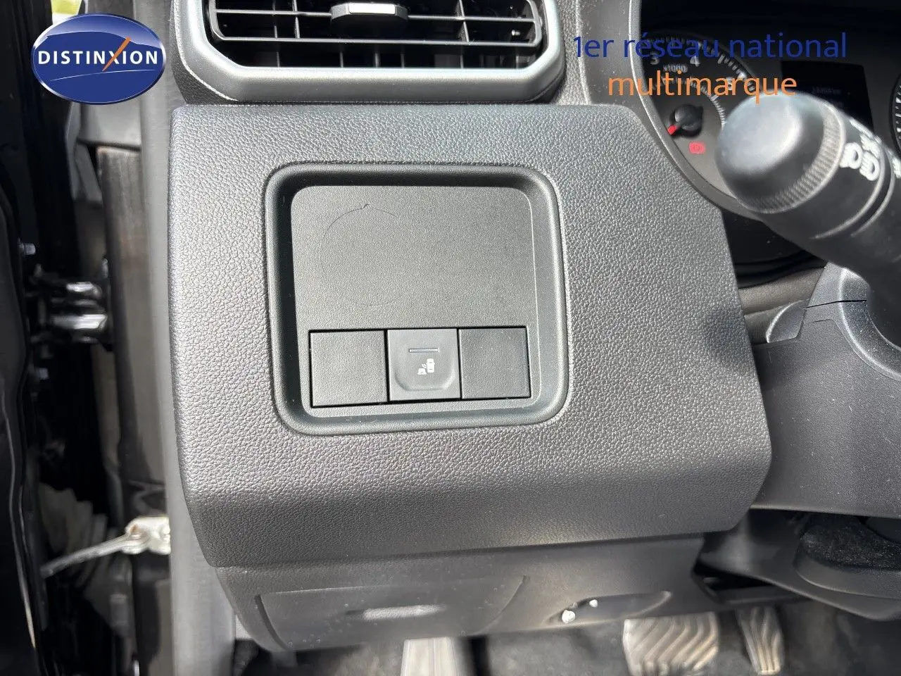 Détail intérieur côté gauche du tableau de bord du Dacia Duster noir 2024 avec bouton de verrouillage centralisé.