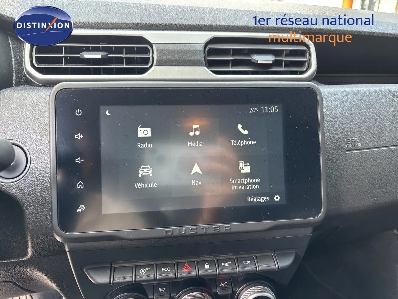 Intérieur du Dacia Duster 2024 noir, vue centrée sur l'écran tactile multimédia et la console centrale.