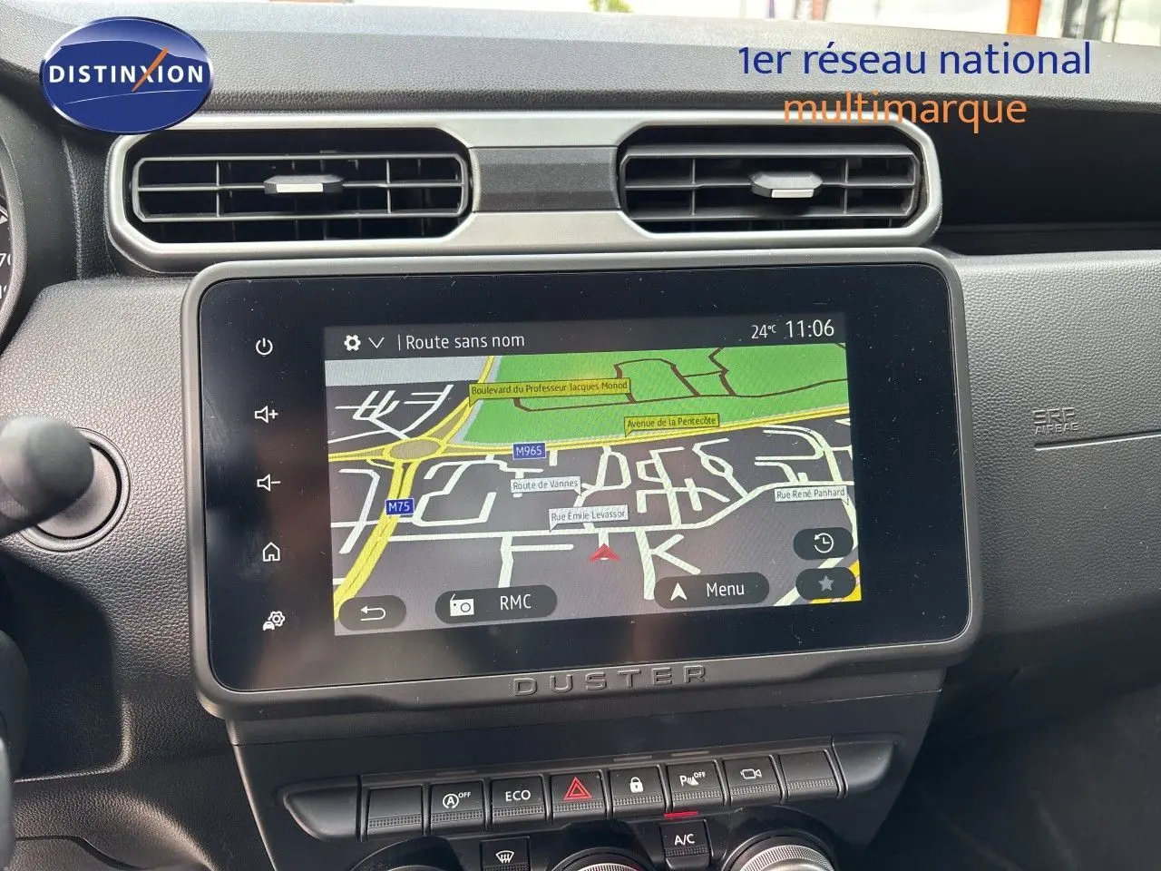 Vue rapprochée de l’écran tactile central du tableau de bord du Dacia Duster noir 2024 avec navigation affichée.