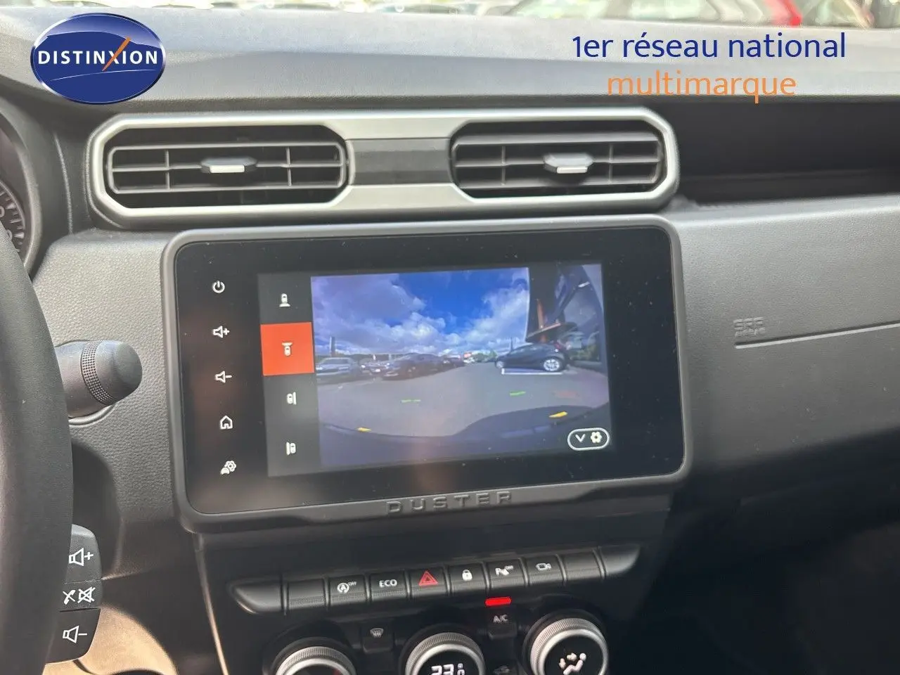 Vue intérieure centrée sur l’écran tactile du tableau de bord du Dacia Duster noir, affichant la caméra de recul.