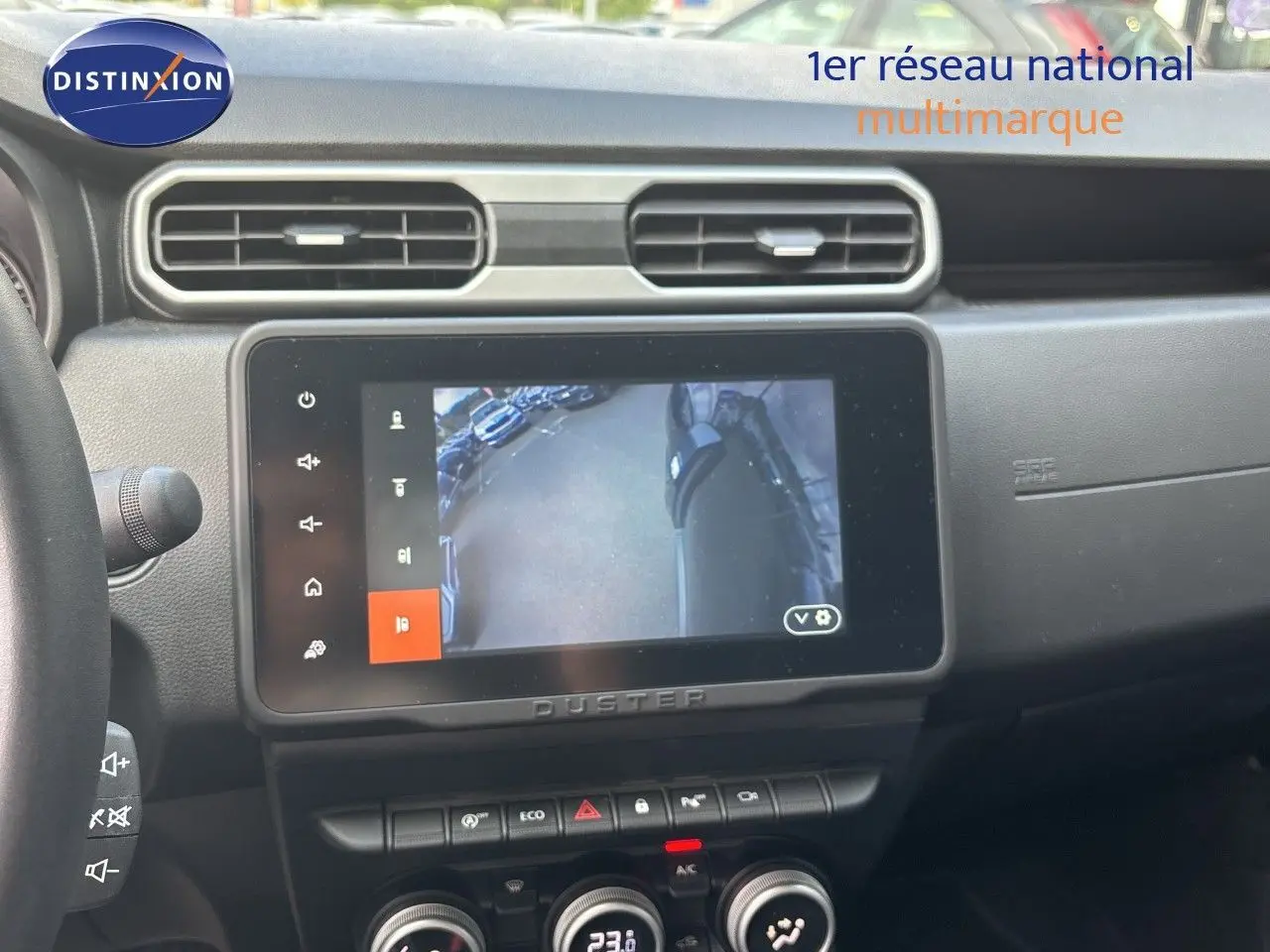 Vue rapprochée de l’écran central du tableau de bord du Dacia Duster noir 2024 avec caméra 360 affichée.