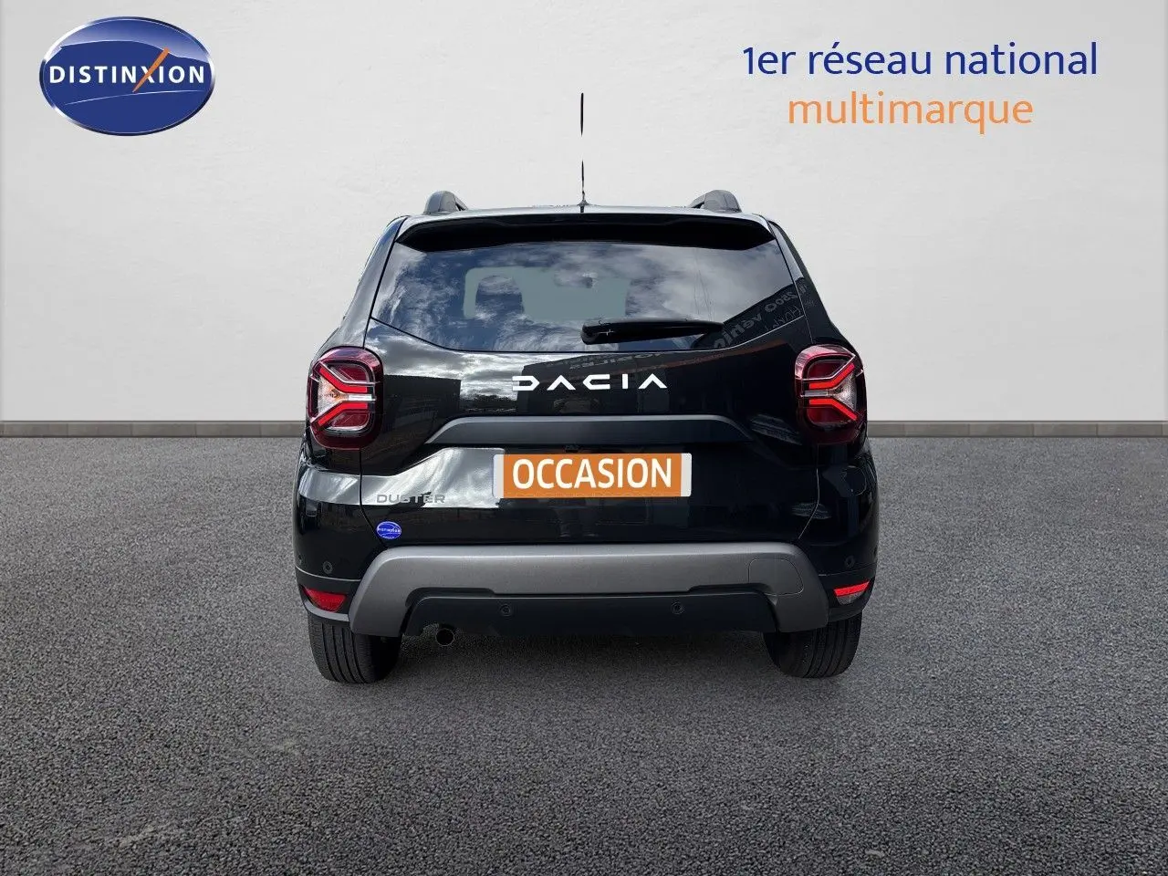 Vue arrière d’un Dacia Duster noir 2024 avec logo et feux arrière LED distinctifs, sur fond neutre.
