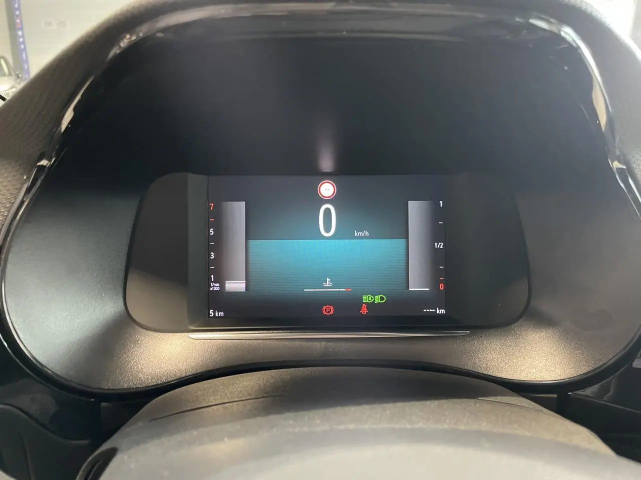 Vue rapprochée du combiné d'instrumentation numérique 7 pouces de l'Opel Corsa 2026 affichant la vitesse à 0 km/h.