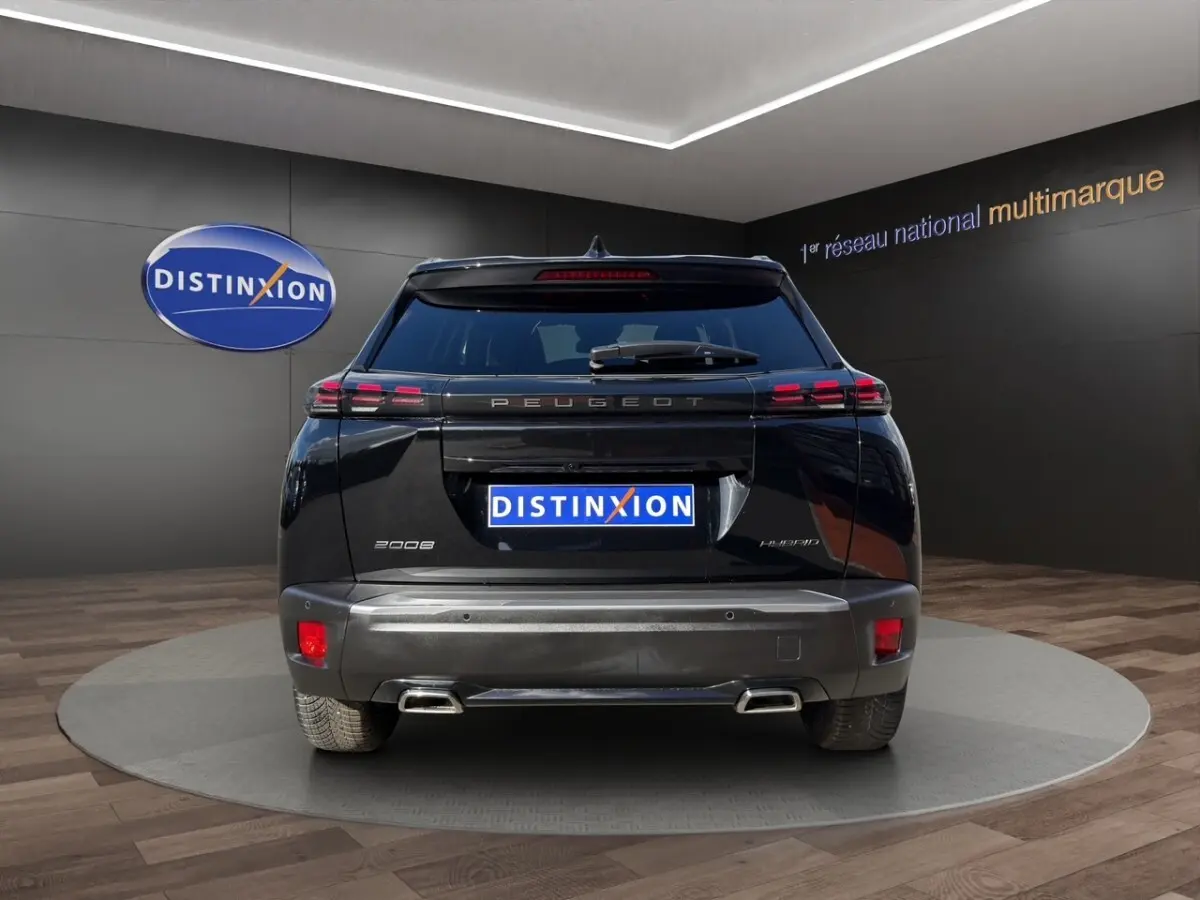 Vue arrière d'un Peugeot 2008 Hybrid noir, avec feux LED distinctifs et double sortie d'échappement chromée.