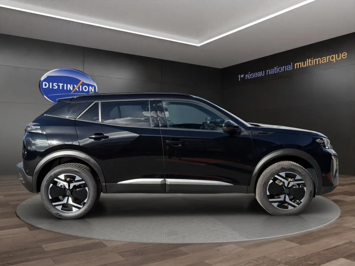 Peugeot 2008 Hybrid 145 e-DCS6 GT noir vue de profil côté gauche, avec jantes noires et toit noir contrasté.