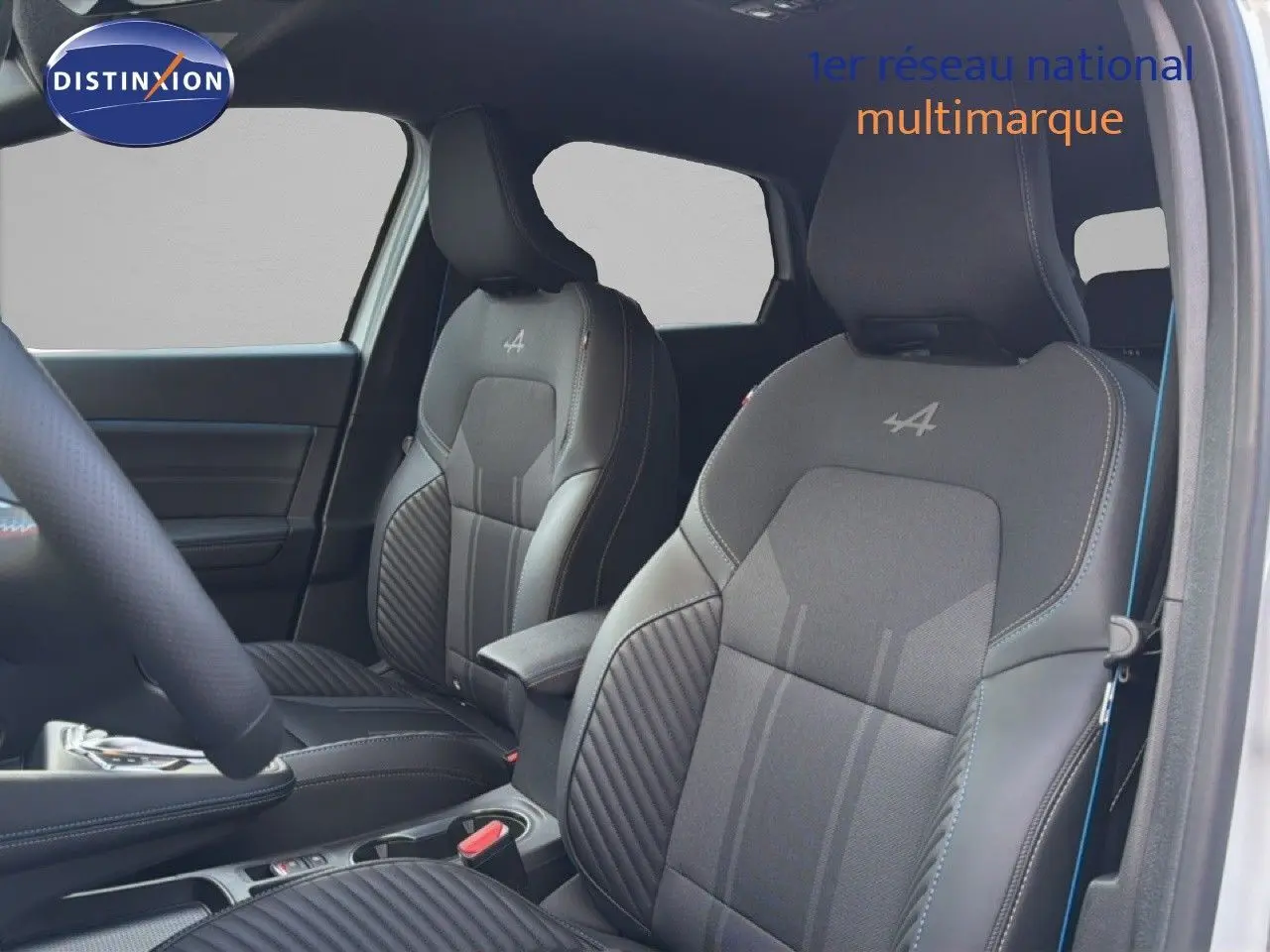 Vue intérieure sur les sièges avant en cuir noir avec logo Alpine brodé, dans un Renault Captur blanc nacré 2025.