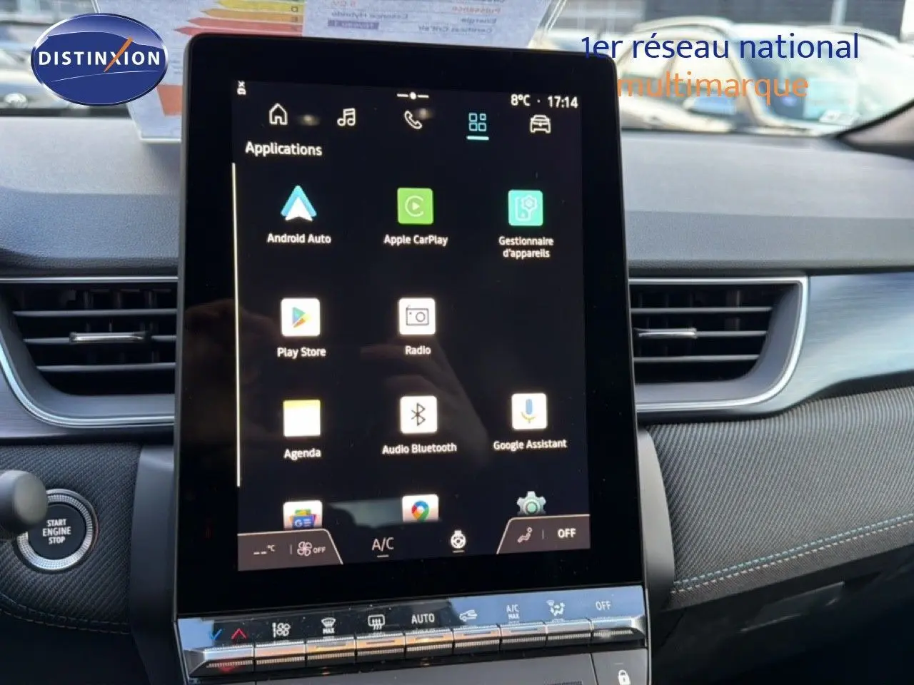 Vue intérieure centrée sur l'écran tactile du tableau de bord du Renault Captur blanc nacré 2025 avec toit gris.