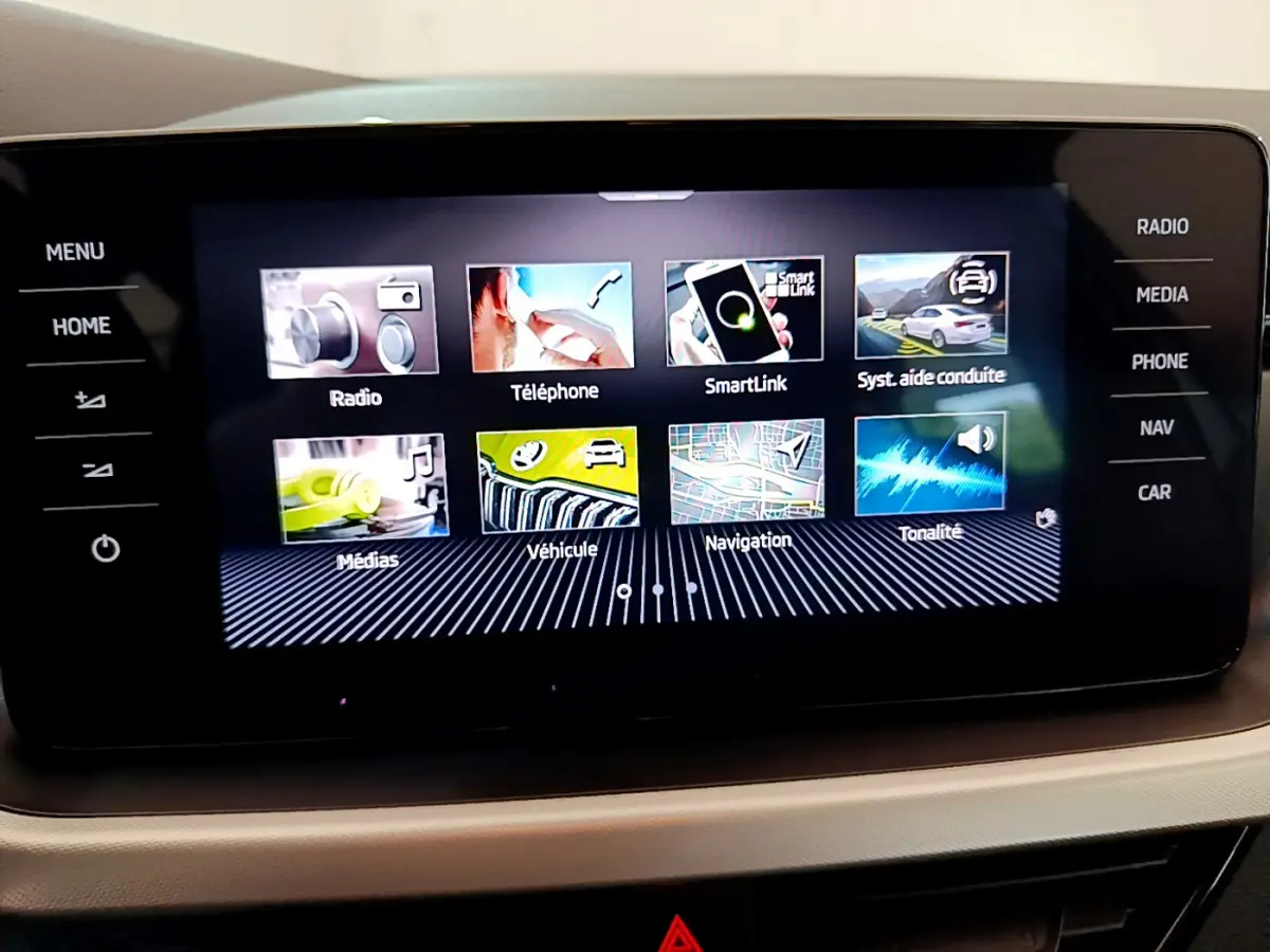 Écran tactile central du Skoda Kamiq 2022 affichant les menus radio, téléphone, SmartLink, navigation et aide à la conduite.