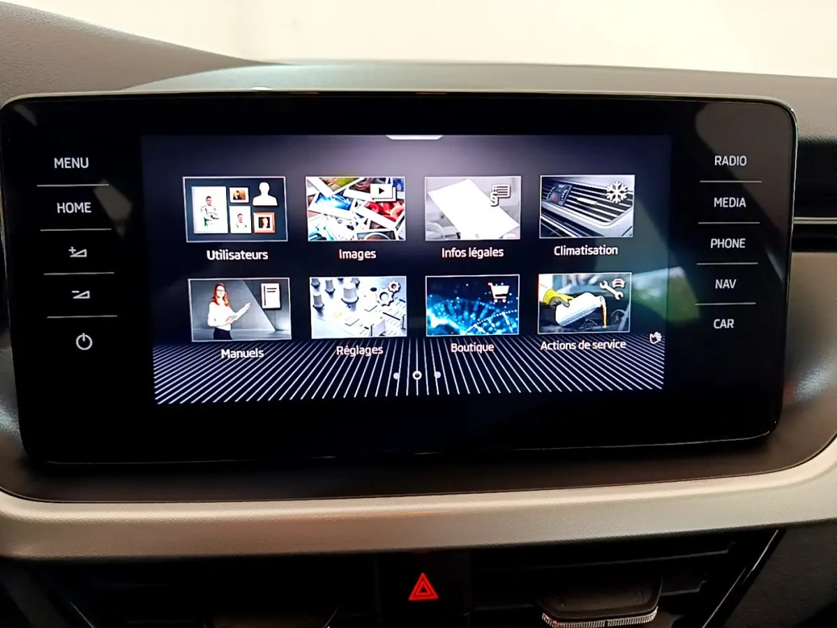 Écran tactile central du tableau de bord du Skoda Kamiq gris clair, affichant le menu principal multimédia.