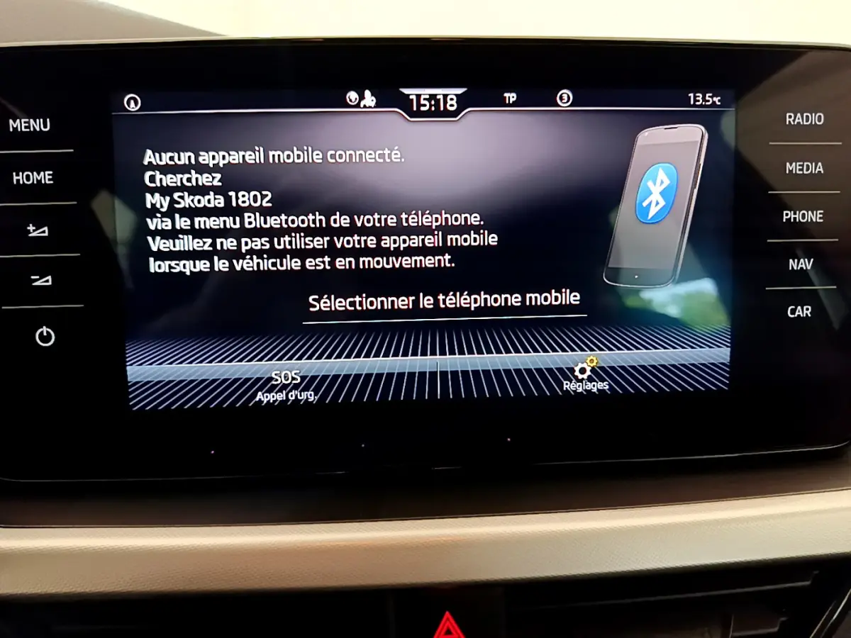 Écran tactile central du Skoda Kamiq 2022 affichant la connexion Bluetooth et options de menu, intérieur beige.